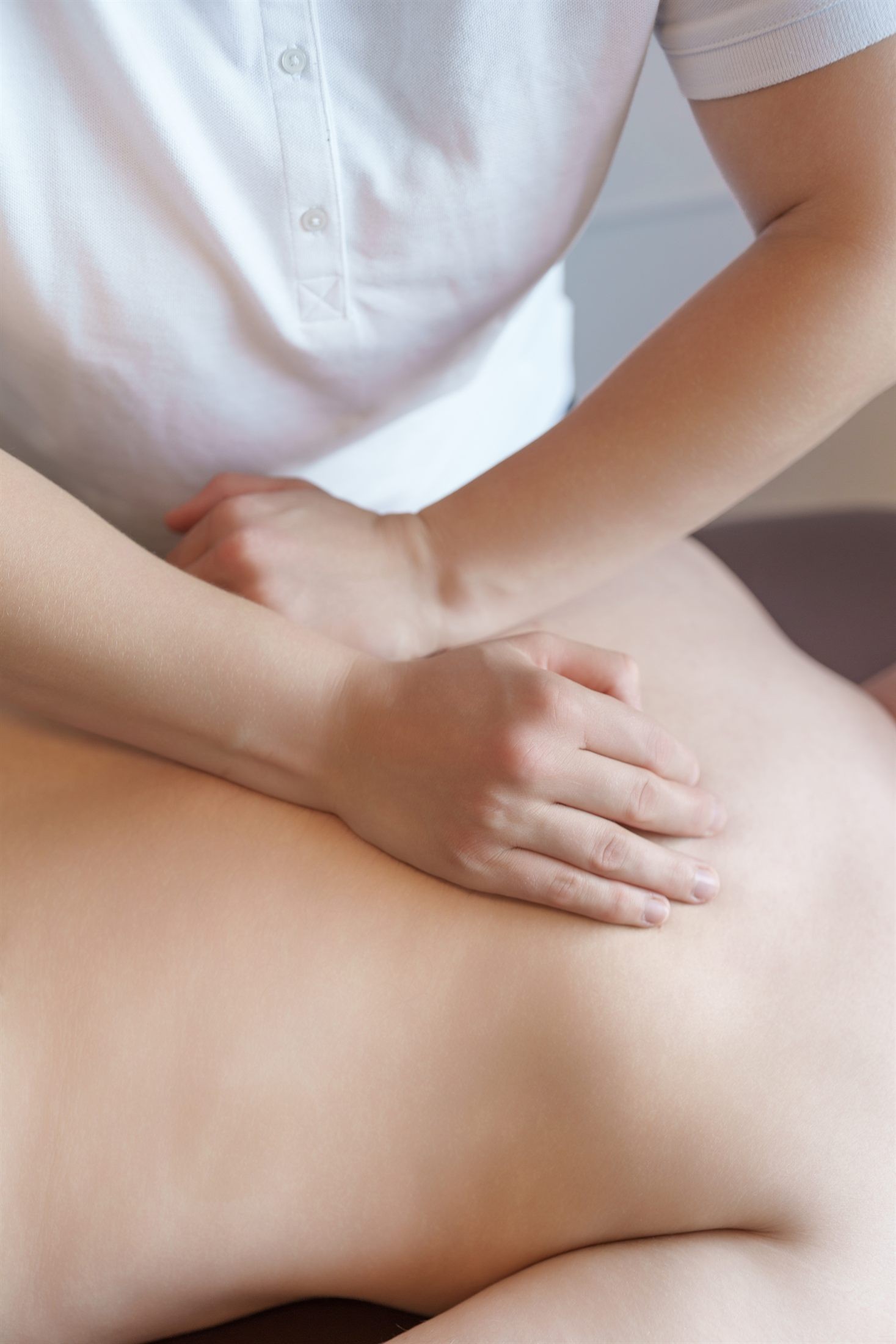 Sanfte manuelle Lymphdrainage-Behandlung des Rückens