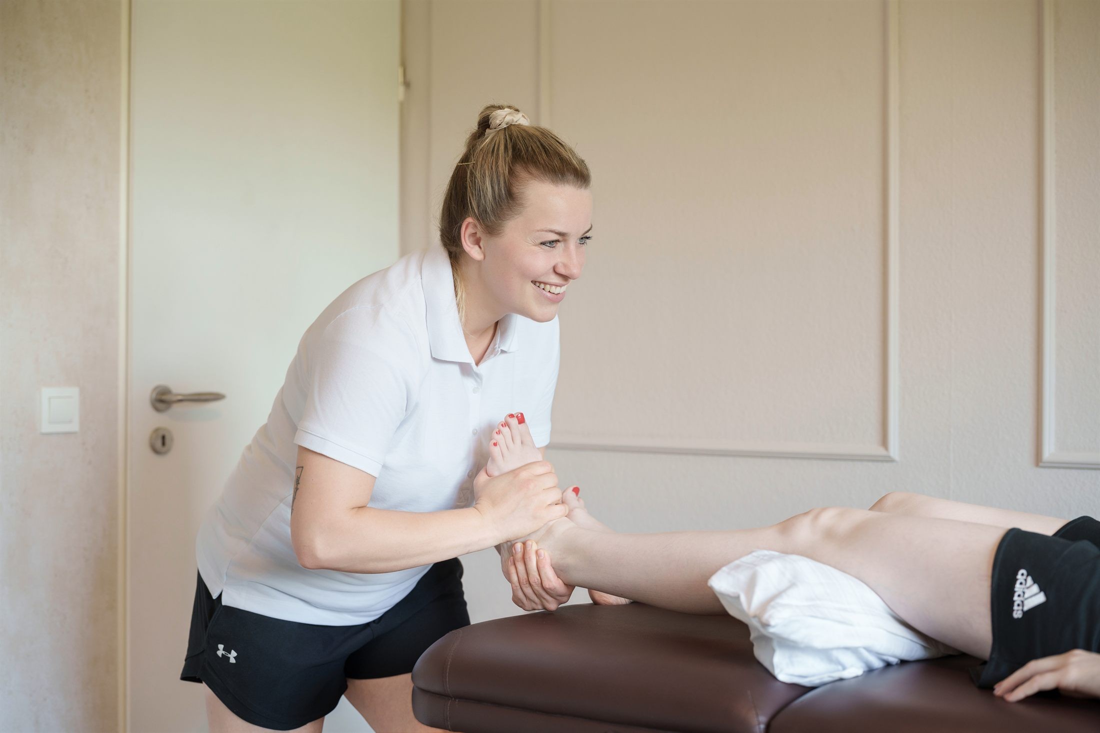 Sanfte physiotherapeutische Behandlung im Praxisraum